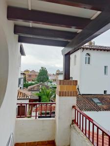 una vista desde el balcón de una casa en Acogedora casa adosada, en Alhendín