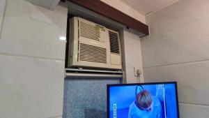 Een TV en/of entertainmentcenter bij Tsim Sha Tsui Bedrooms
