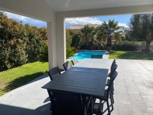 Fotografia z galérie ubytovania Villa 4faces 180 m2 habitables sur 950 m2 de jardin, salon salle à manger cuisine ouverte 70 m2 , cuisine d été couverte, terrasse 80 m2, piscine 10 m par 4 m, 1 chambre parentale 3 chambres,2 salles de bains v destinácii Villeneuve-de-la-Raho