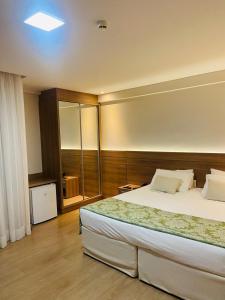 1 dormitorio con 1 cama grande en una habitación en Suíte Condomínio Vista Azul - Pedra Azul, en Domingos Martins