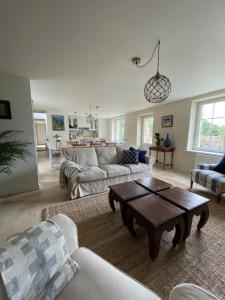 uma sala de estar com um sofá e uma mesa de centro em Les Cottages du Manoir, Jacuzzi -Crozon em Crozon