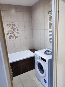 y baño pequeño con lavadora. en Apartament na Wyszyńskiego - Noclegi, mieszkanie dla firm i pracowników, en Myszków