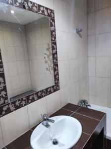 y baño con lavabo y espejo. en Apartament na Wyszyńskiego - Noclegi, mieszkanie dla firm i pracowników, en Myszków