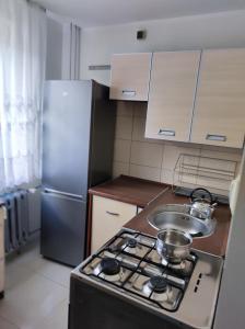 y cocina con fogones y nevera. en Apartament na Wyszyńskiego - Noclegi, mieszkanie dla firm i pracowników, en Myszków