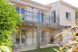 a villa with a balcony and a yard at Le Solaret in Sète