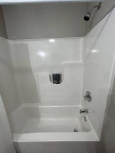 El baño incluye ducha blanca con grifo. en Parkside B&B en Farmington