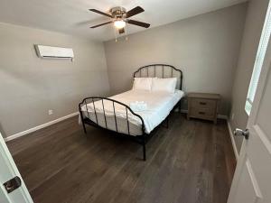 1 dormitorio con 1 cama y ventilador de techo en Parkside B&B, en Farmington