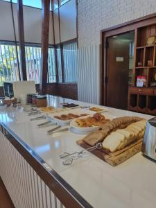 een aanrecht met verschillende soorten brood erop bij Hotel ACA Eldorado in Eldorado
