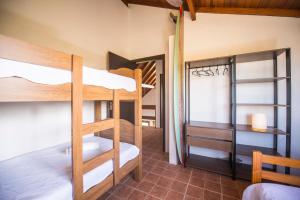 a room with two bunk beds in a room at Casa na Barra de Ibiraquera in Barra de Ibiraquera