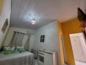 1 dormitorio con 1 cama y una luz en el techo en Pousada Piçarras - Centro Histórico, en Lençóis