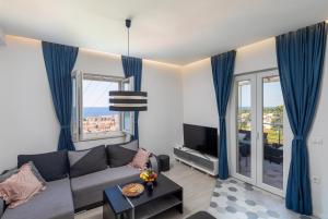 sala de estar con sofá y TV en Gjenero en Dubrovnik