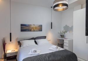 1 dormitorio con 1 cama con toallas en Gjenero en Dubrovnik