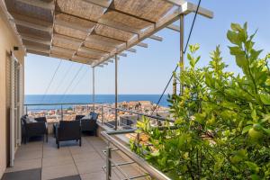 Elle comprend un balcon offrant une vue sur l'océan. dans l'établissement Gjenero, à Dubrovnik