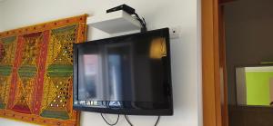 uma televisão de ecrã plano pendurada numa parede em Residence Amarein em Caorle