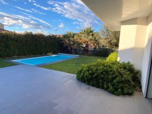 Fotografia z galérie ubytovania Villa 4faces 180 m2 habitables sur 950 m2 de jardin, salon salle à manger cuisine ouverte 70 m2 , cuisine d été couverte, terrasse 80 m2, piscine 10 m par 4 m, 1 chambre parentale 3 chambres,2 salles de bains v destinácii Villeneuve-de-la-Raho