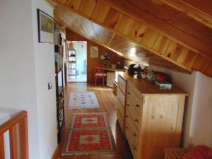 - une cuisine avec du parquet et un escalier dans une maison dans l'établissement Casa ad Issogne chez Piero Vda Issogne-002, à Issogne