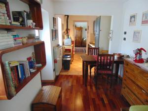 - un salon avec une table et une salle à manger dans l'établissement Casa ad Issogne chez Piero Vda Issogne-002, à Issogne