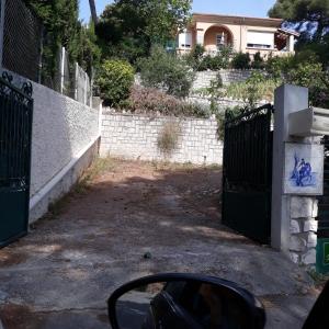 uma entrada com dois portões em frente a uma casa em Villa Nicole em Carry-le-Rouet