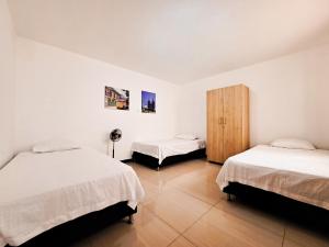 1 dormitorio con 2 camas y armario de madera en Lovely place with a perfect location, en Medellín