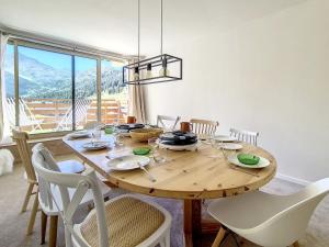 Zdjęcie z galerii obiektu Appartement spacieux rénové ski aux pieds, balcon, parking, Wi-Fi - FR-1-688-50 w Méribel