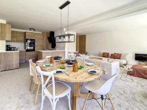 Zdjęcie z galerii obiektu Appartement spacieux rénové ski aux pieds, balcon, parking, Wi-Fi - FR-1-688-50 w Méribel