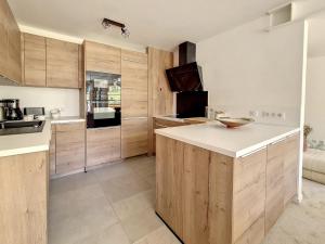 Zdjęcie z galerii obiektu Appartement spacieux rénové ski aux pieds, balcon, parking, Wi-Fi - FR-1-688-50 w Méribel