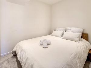 Zdjęcie z galerii obiektu Appartement spacieux rénové ski aux pieds, balcon, parking, Wi-Fi - FR-1-688-50 w Méribel