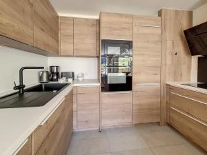 Zdjęcie z galerii obiektu Appartement spacieux rénové ski aux pieds, balcon, parking, Wi-Fi - FR-1-688-50 w Méribel