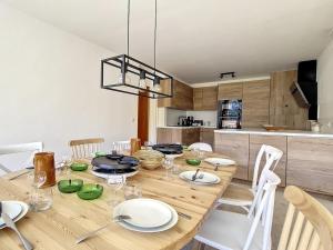 Zdjęcie z galerii obiektu Appartement spacieux rénové ski aux pieds, balcon, parking, Wi-Fi - FR-1-688-50 w Méribel