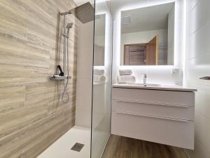 Zdjęcie z galerii obiektu Appartement spacieux rénové ski aux pieds, balcon, parking, Wi-Fi - FR-1-688-50 w Méribel