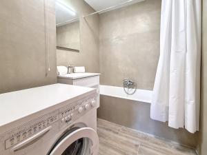 Zdjęcie z galerii obiektu Appartement spacieux rénové ski aux pieds, balcon, parking, Wi-Fi - FR-1-688-50 w Méribel