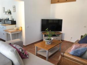 sala de estar con sofá y TV en Casa tranquil, en Santa Bárbara de Nexe