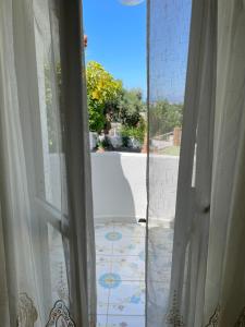 an open window with a view of a room at Appartamento e piscina condivisa ISIDE in Ischia
