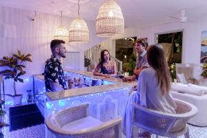 eine Gruppe von Menschen, die an einer Bar sitzen in der Unterkunft Selenya Talpe - Boutique Villa in Unawatuna + 37 Fotos