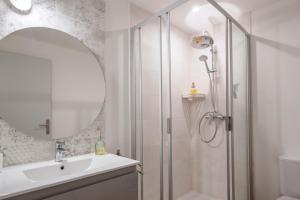 Et badeværelse på Le Solaret Famille + 5 billeder