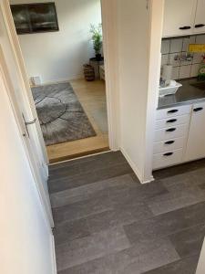 une cuisine avec une porte s'ouvrant sur une cuisine avec un étage dans l'établissement Mysig & lugn lägenhet centralt, à Helsingborg