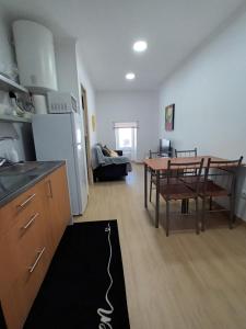 eine Küche und ein Esszimmer mit einem Tisch und einem Esszimmer in der Unterkunft Casa Ocre Alojamento Local in Abrantes