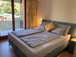 ein großes Bett in einem Schlafzimmer mit Balkon in der Unterkunft Grado-Pineta a Mare in Grado-Pineta
