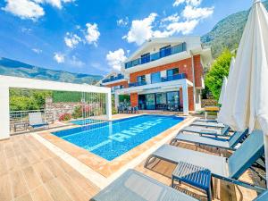 Bazén v ubytování Villa Alya, spacious 4 bed villa with private pool nebo v jeho okolí
