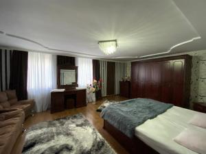 Rúm í herbergi á Guest House Misho