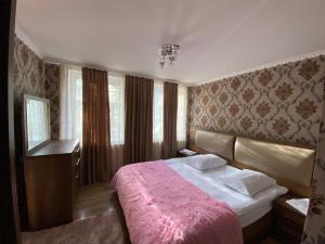 Rúm í herbergi á Guest House Misho