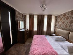 Rúm í herbergi á Guest House Misho