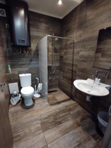 a bathroom with a toilet and a sink at Ašmonų poilsiavietė in Kintai