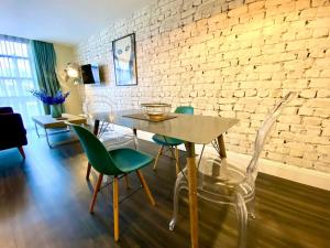 Χώρος καθιστικού στο Stunning Apartment Suite - Free Parking & WiFi!