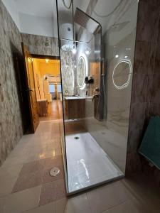 a bathroom with a shower with a tub and a sink at Azzurro apartamento Calabria in Marina di Strongoli