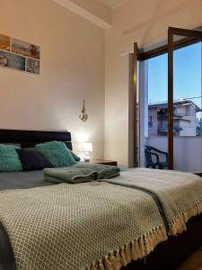 a bedroom with a bed with a large window at Azzurro apartamento Calabria in Marina di Strongoli