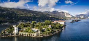 eine Insel inmitten eines Wasserkörpers in der Unterkunft Isola Bella Apartments Via Stretta in Stresa