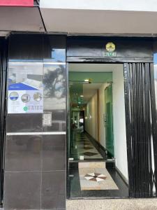 Una puerta a un edificio con una estrella. en Aparta Hotel Montealegre en Bogotá