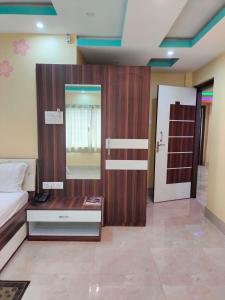 加爾各答的住宿－Hotel Sweet Dream，一间卧室配有一张床、镜子和门