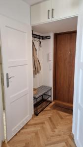 una porta aperta in una camera con pavimento in legno di Like Home Flat B a Varsavia